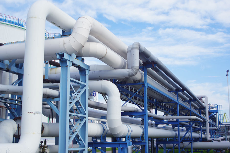 plan-rapproche-des-canalisations-industrielles-autour-d-un-facteur-un-jour-ensoleille Expertise et conseil en aéraulique industrielle plan rapproche des canalisations industrielles
